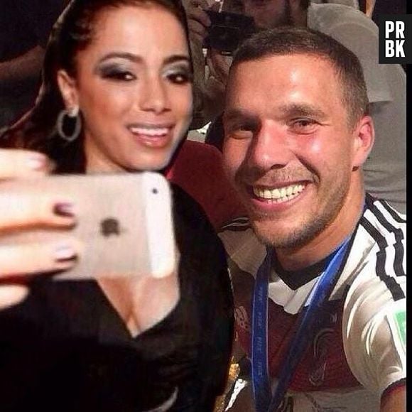 Anitta brinca ao publicar montagem com Podolski