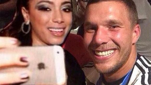 Anitta posta meme com Poldoski no estilo selfie com Rihanna