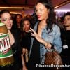 Rihanna parece recusar as coisas que Anitta oferece em memes