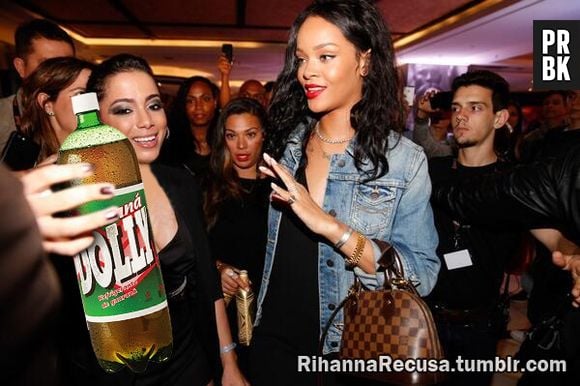 Rihanna parece recusar as coisas que Anitta oferece em memes