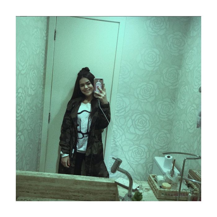 Maisa Silva tira selfies no espelho do banheiro