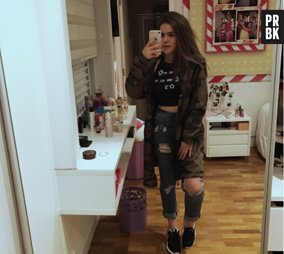 Maisa Silva não pode ver um espelho que já tira selfie!