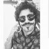 O Caio Castro fica bonito de qualquer jeito, mas de bigode...