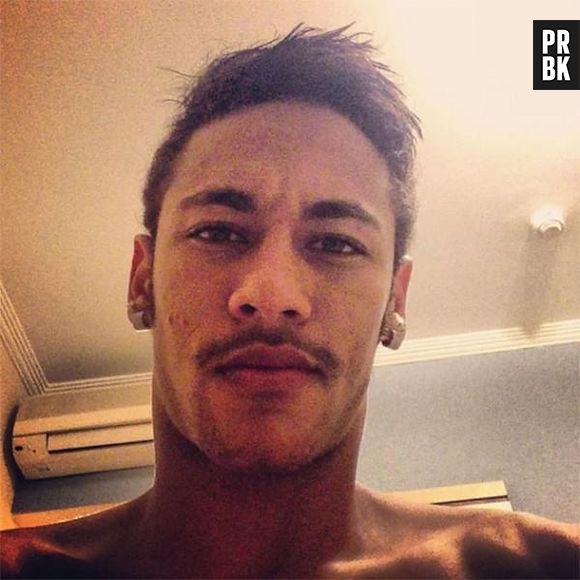 Apesar de não usar muito, Neymar também fica ótimo de bigode!