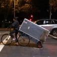 Você tá aí rindo porque nunca precisou carregar uma geladeira na bicicleta...