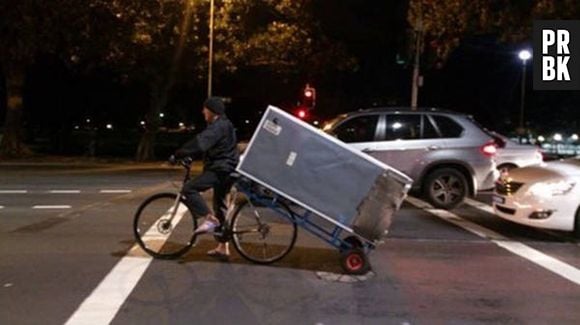 Você tá aí rindo porque nunca precisou carregar uma geladeira na bicicleta...