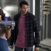 Iris (Candice Patton) e Wally (Keiynan Lonsdale) protegem S.T.A.R. Labs em foto da 4ª temporada de "The Flash"