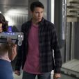 Iris (Candice Patton) e Wally ( Keiynan Lonsdale)  protegem S.T.A.R. Labs em foto da 4ª temporada de "The Flash"