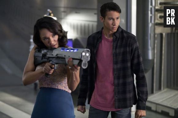 Iris (Candice Patton) e Wally (Keiynan Lonsdale) protegem S.T.A.R. Labs em foto da 4ª temporada de "The Flash"