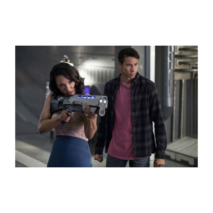 Iris (Candice Patton) e Wally ( Keiynan Lonsdale)  protegem S.T.A.R. Labs em foto da 4ª temporada de &quot;The Flash&quot;