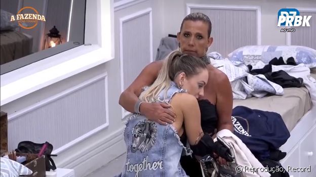 Rita Cadillac abraça Monick após Yuri ser eliminado de "A Fazenda"