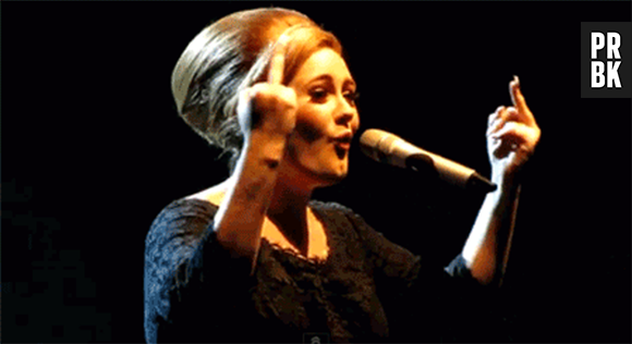 Adele fazendo gestos obcenos