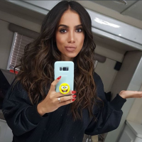 Anitta é criticada após anúncio de projeto infantil e responde com ironia: "Faz um"