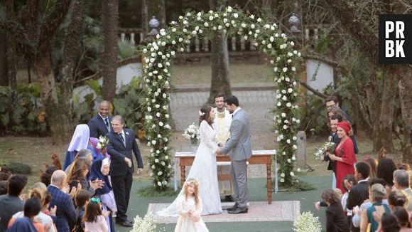 Em "Carinha de Anjo", casamento de Cecília (Bia Arantes) e Gustavo (Carlo Porto) é realizado