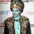 O cantor Adam Lambert se pintou de azul e encarnou o sultão Krishna no Halloween 2013