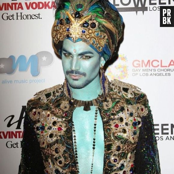 O cantor Adam Lambert se pintou de azul e encarnou o sultão Krishna no Halloween 2013