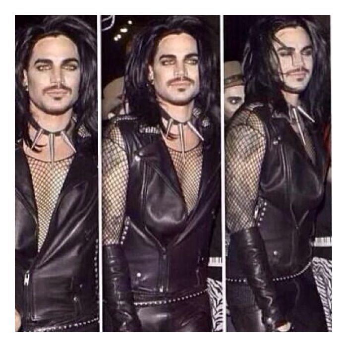 Bem aimado, Adam Lambert usou outra fantasia. O popstar se vestiu de vampiro com uma roupa de couro coladinha