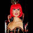 A musa brasileira Alessandra Ambrósio se vestiu de Rainha de Copas sexy e se jogoou na noite de Halloween