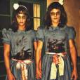 Os bonitões da série "Teen Wolf",  Charlie Carver e Max Carver (os incríveis gêmeos), se fantasiaram das irmães gêmeas do filme "O Iluminado" 