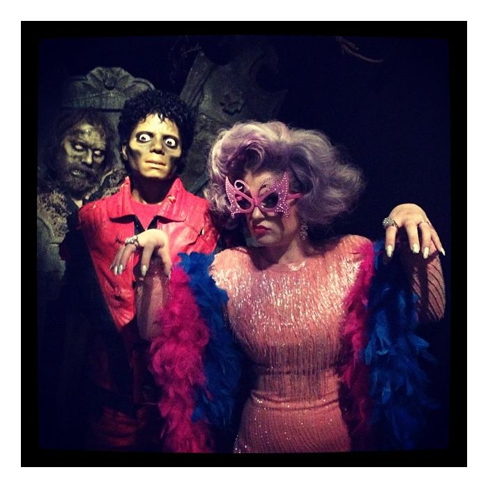  Kelly Osbourne arrasou com a fantasia de Dame Edna, no Halloween 2013 