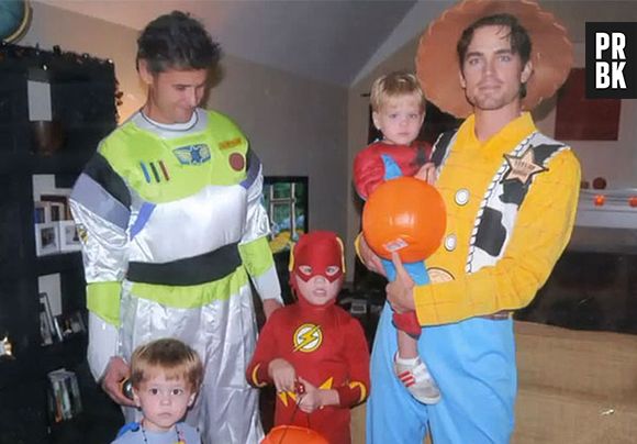Matt Bomer colocou a família toda em clima de Halloween. O ator se vestiu de Woody e seu marido de Buzz Lightyear. Já os três filhos, ou melhor, super-filhos, se fantasiaram de Flash, Homem Aranha e Batman