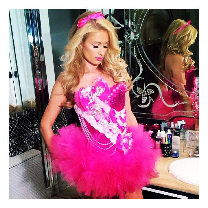 Além de se vestir de Miley Cyrus, Paris Hilton também usou uma fantasia de Barbie para curtir o Halloween