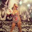 Olha que máximo! A socialite Paris Hilton ficou incrível de Miley Cyrus no Halloween 2013! A loira usou uma reprodução da roupa usada por Miley no polêmico VMA 2013