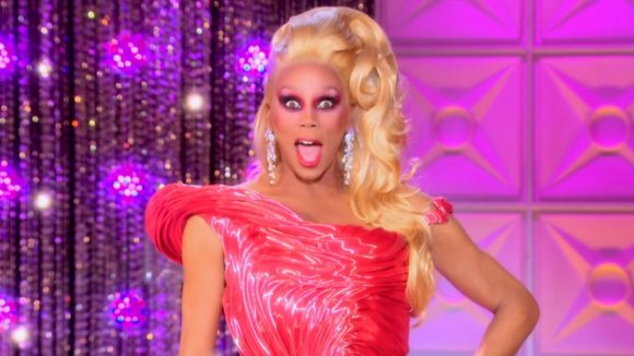 RuPaul promove autoajuda e dicas para drags iniciantes em livro lançado no Brasil!