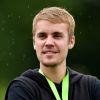 Justin Bieber se irrita com fã e joga o celular dele no chão