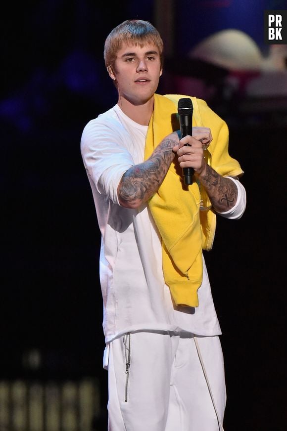 Justin Bieber se irrita quando fã tenta tirar selfie com ele e joga seu celular no chão