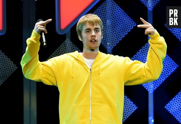 Justin Bieber não gosta nada quando fã o abraça para tentar tirar foto com ele