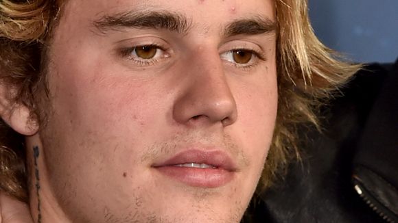 Justin Bieber se irrita com abordagem de fã e toma atitude grosseira. Veja!