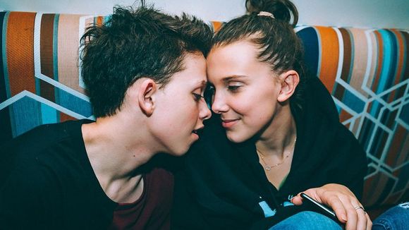 Millie Bobby Brown, de "Stranger Things", posta nova foto com namorado em meio a boatos de traição