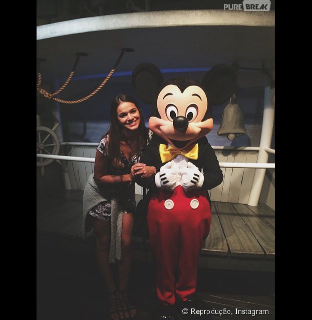 Bruna Marquezine posou com Mickey Mouse na Disney