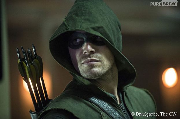 O heroi Oliver Queen (Stephen Amell) luta contra o crime, na terceira temporada de "Arrow"