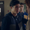 Estrela de "Riverdale", Charles Melton pede desculpas por postagens gordofóbicas compartilhadas no Twitter em 2012