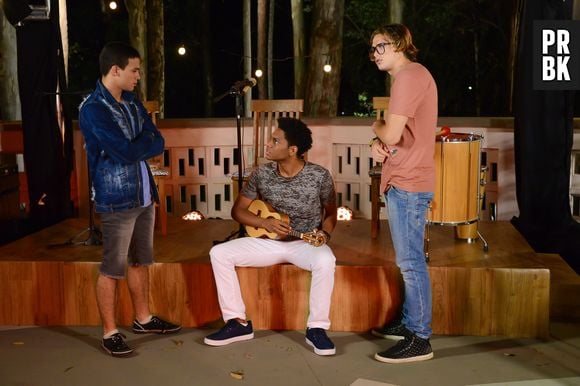 Em "Aventuras de Poliana", atrasos de Guilherme (Lawrran Couto) fazem Vinicius (Vincenzo Richy) e Jeferson (Vitor Brito) expulsar o amigo do grupo de samba