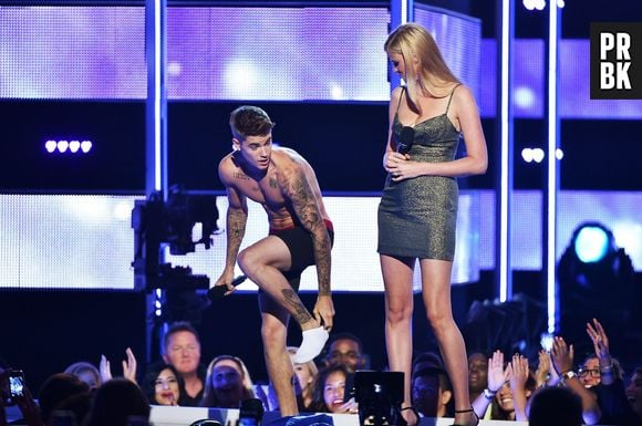 Justin Bieber fez questão de tirar até as meias no palco "Fashion Rocks"