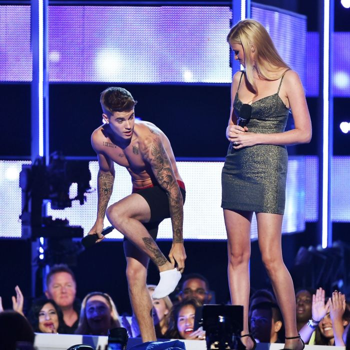  Justin Bieber fez quest&amp;atilde;o de tirar at&amp;eacute; as meias no palco&amp;nbsp;&quot;Fashion Rocks&quot; 