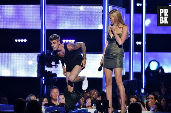 Justin Bieber começou a tirar sua roupa no palco do "Fashion Rocks"