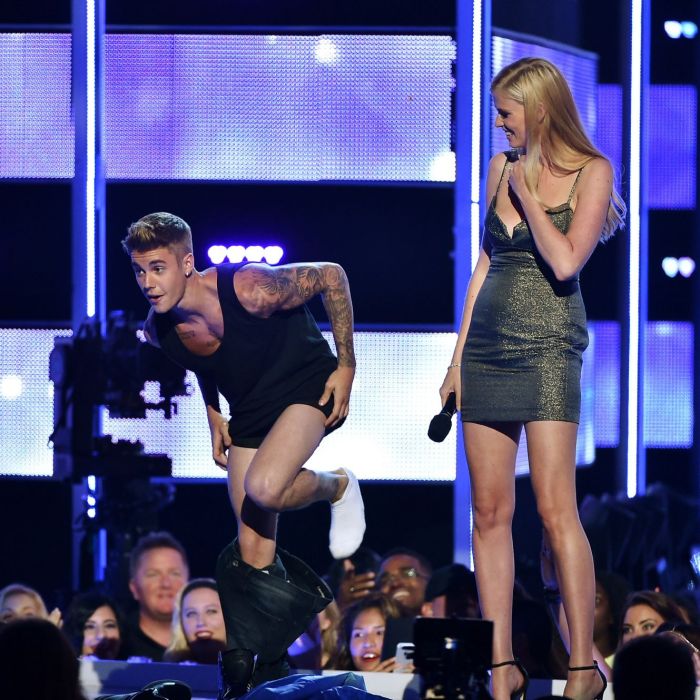  Justin Bieber come&amp;ccedil;ou a tirar sua roupa no palco do &quot;Fashion Rocks&quot; 