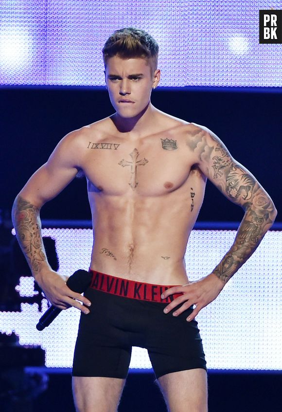 Justin Bieber exibe corpo sarado no palco do "Fashion Rocks"