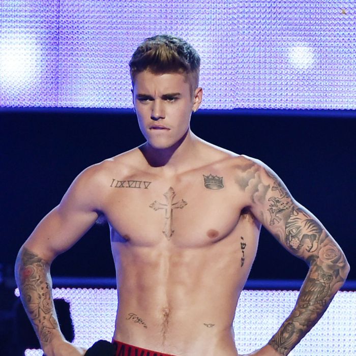  Justin Bieber exibe corpo sarado no palco do&amp;nbsp;&quot;Fashion Rocks&quot; 