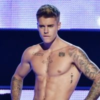 Justin Bieber tira a roupa e fica só de cueca no "Fashion Rocks"