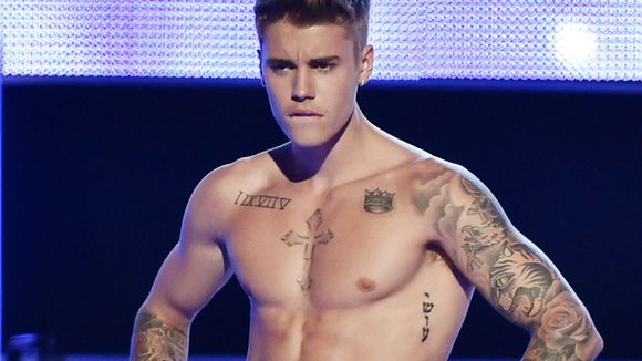 Justin Bieber tira a roupa e fica só de cueca no "Fashion Rocks"