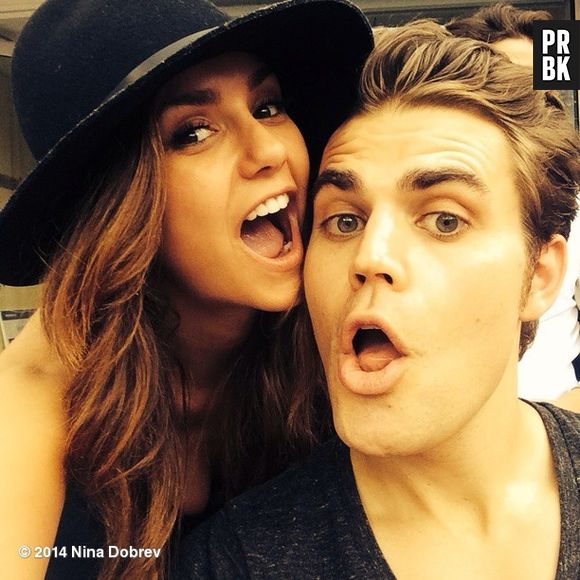 Nina Dobrev vê Paul Wesley e pira, representando todos os fãs de "The Vampire Diaries"