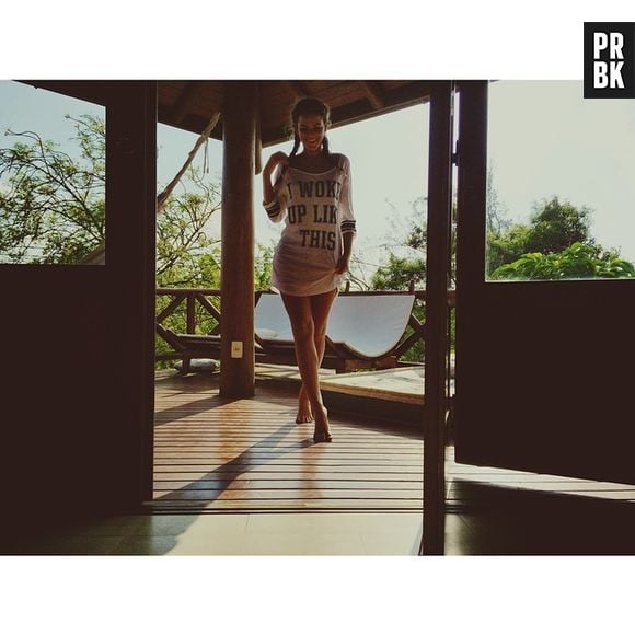 Bruna Marquezine posa em Fernando de Noronha com uma camisa que contém uma frase da música "Flawless", da Beyoncé