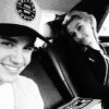 Justin Bieber dá torta na cara de Hailey em seu aniversário