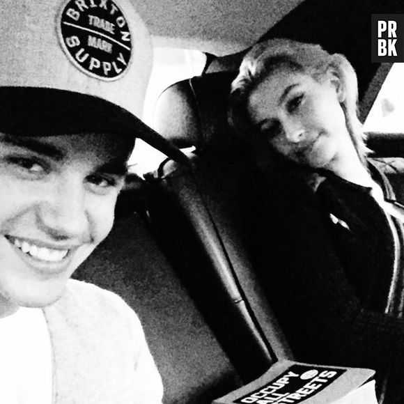 Justin Bieber dá torta na cara de Hailey em seu aniversário