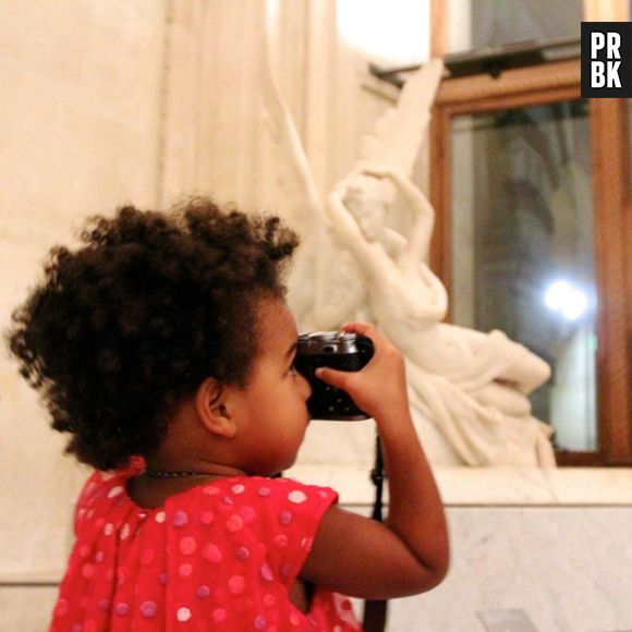 A mini diva Blue Ive, filha de Beyoncé e Jay-Z, atacou de fotógrafa no Museu do Louvre, na França